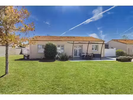 posez vos valises  maison impeccable de plain-pied de 85 m²  3 chambres sur parcelle boisé
