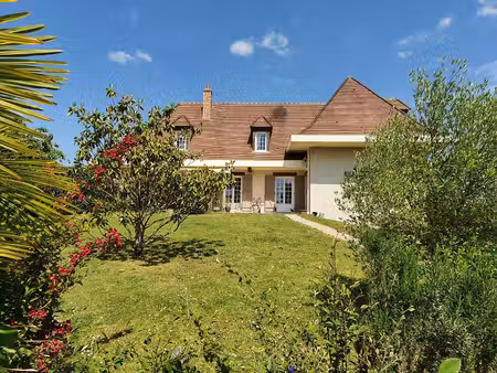 proche bourges - maison de famille offrant 210m² avec piscine