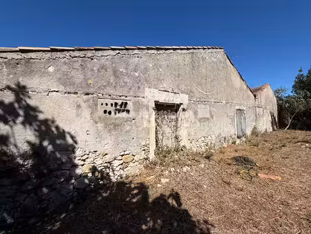 bâti avec jardin attenant