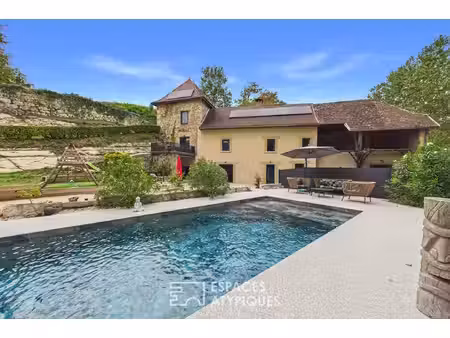 bâtisse rénovée avec ancienne chapelle et piscine