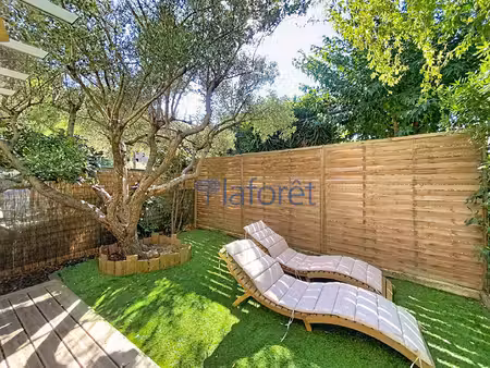 t1 bis en rez de jardin avec grande terrasse et place de parking privative