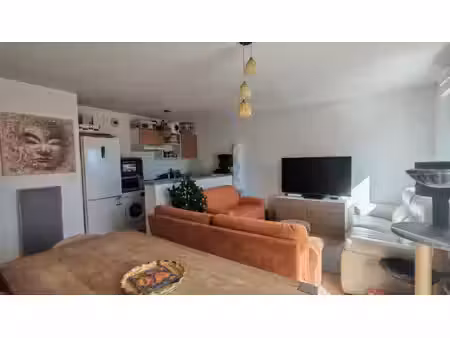 à louer – t3 avec terrasse  parking et piscine dans la résidence – villeneuve-lès-avignon