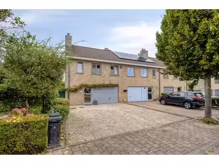 maison 3 façades avec 4 chambres sur un terrain de 5 a 60 ca