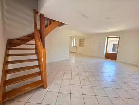 ensemble immobilier avec dépendances et fort potentiel au centre de simandre