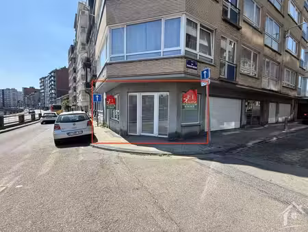 joli bureau offrant une excellente visibilite! a decouvrir!