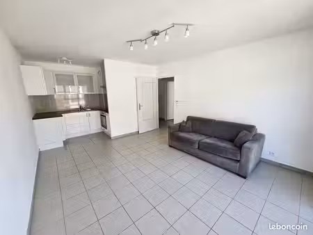 bel appartement lumineux de 3 pièces de 55 m2 dans une résidence de standing calme et sécu