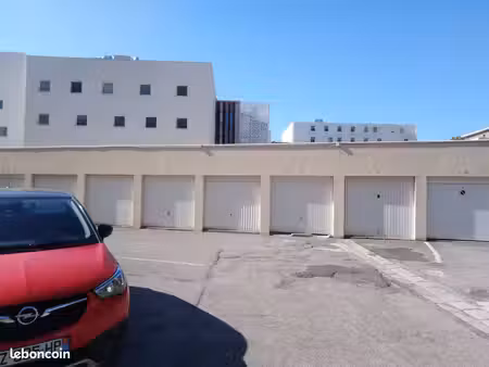 garage sécurisée avec porte électrique