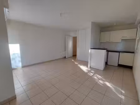appartement 2 pièces 43.83m2 avec grande terrasse et parking en résidence récente avec pis