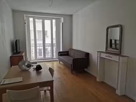 location meublée appartement 3 pièces 56 m² à paris 18ème (75018)  2 066 €