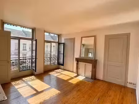 location meublée appartement 2 pièces 54 m² à lille (59000)  810 €
