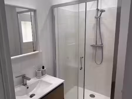 location meublée appartement 4 pièces 55 m² à courbevoie (92400)  850 €