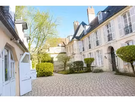 au pied de la cathédrale et préfecture - rdc sur cour dans m