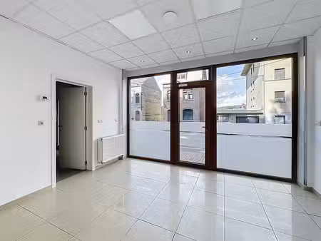 surface commerciale rénovée de ±100 m² à jambes