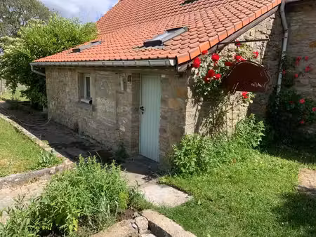 fermette de caractère dans cadre verdoyant 2 ch avec jardin