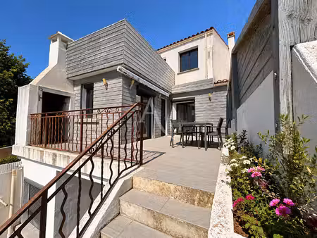 maison lumineuse avec terrasses et garage !