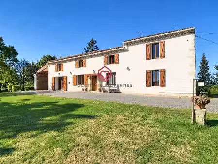 ancien corps de ferme rénové avec gîte et piscine