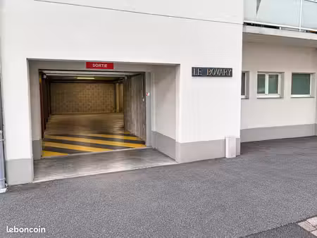 loue place de parking couverte dans residence securisee