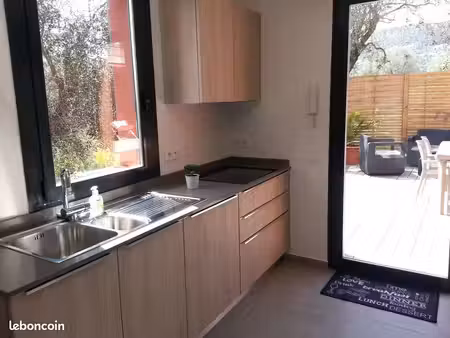appartement t3 avec terrasse et cour-jardin privé pour stationnement véhicule