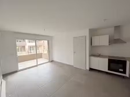 villeneuve-les-avignon - appartement t2 45.17m² avec terrasse