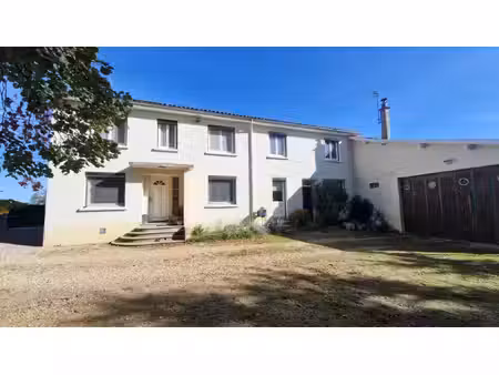 maison familiale avec étang et plus de 7 000 m2 de terrain