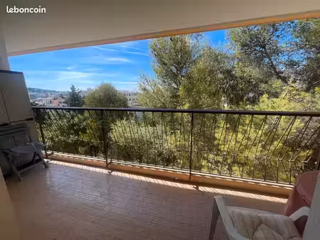 studio   etage eleve  terrasse sud  calme   proche tous commerces