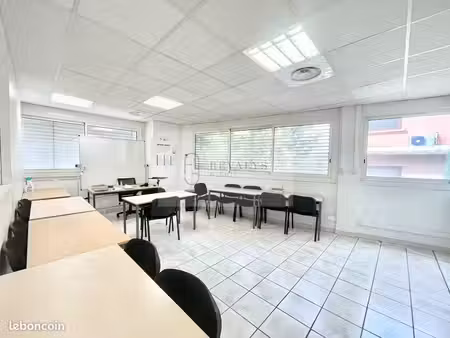 local 459 m² nice