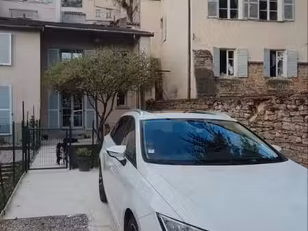 location meublé a avec place de parking privative à trevoux