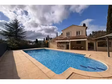 maison individuelle- 5 chambres -piscine - au calme en fond d'