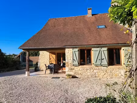 jolie maison en pierre avec piscine dans hameau