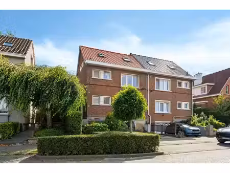 ruime driegevelwoning met 4 slaapkamers  2 badkamers  tuin en parking op uitstekende liggi