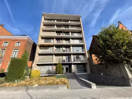 appartement deux chambres avec un garage et une cave.