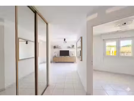 très beau t2 de 33 m² à 3 mn à pied de la plage belle terrasse + parking privé.. dans bell