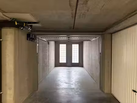 garage box spacieuse et idéalement située au centre de blan…