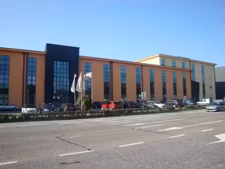 immeuble de bureaux rénové le long de la noorderlaan