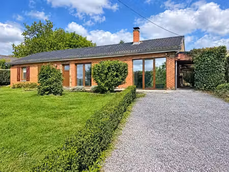 maison de plain-pied et beau jardin à louer.