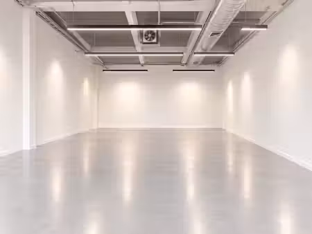espace de bureau près du canal de bruxelles