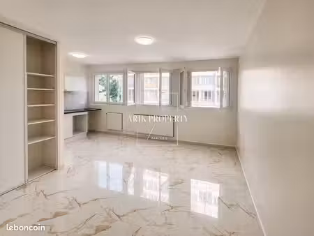 studio 1 pièce 28 m²