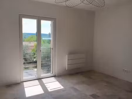 bel appartement f2 rénové avec parking dans bâtisse calme
