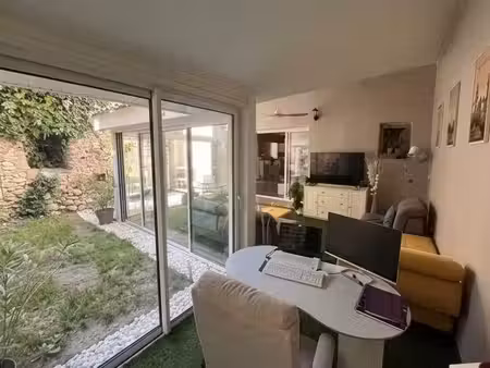 coup de cœur assure – maison de village rénovée avec cour  jardinet & véranda