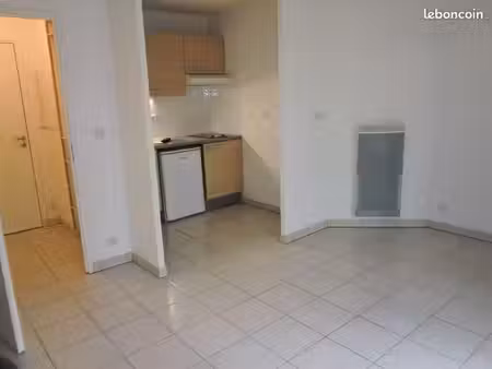 f2 de 34 m² avec jardinet
