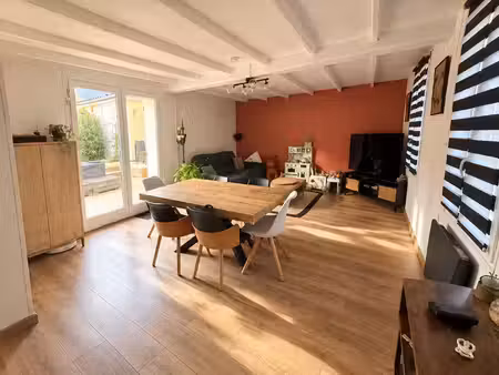 maison avec jardin et trois fenetres en facade