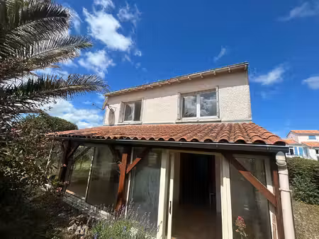 maison familiale à fouras avec grand extérieur arboré