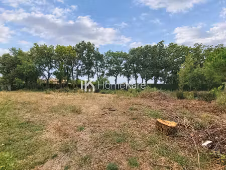 terrain dans un environnement calme et vert