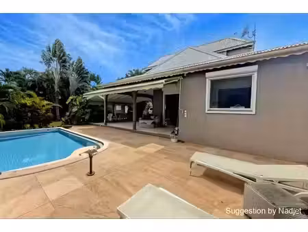 villa familiale 172 m² piscine et bungalow petit-bourg