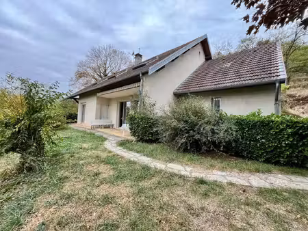 maison familiale avec belle vue dégagée sur les hauteurs de quingey