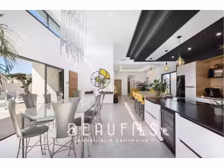 villa de luxe à vendre dans le quartier village