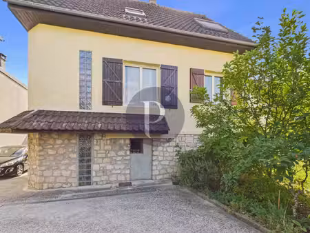 maison indépendante avec jardin  sous-sol total