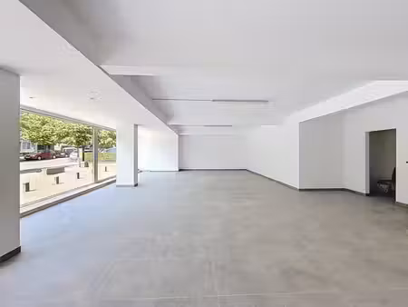 rez-commercial avec vitrine de 11m2 en façade
