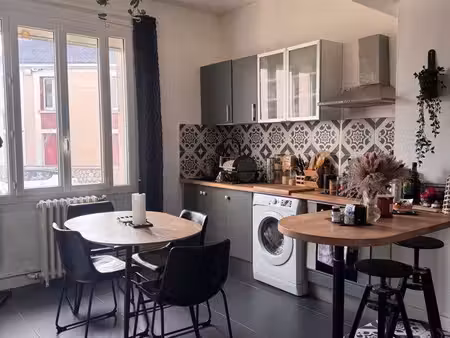appartement en rdc d une petite copro à côté du tram