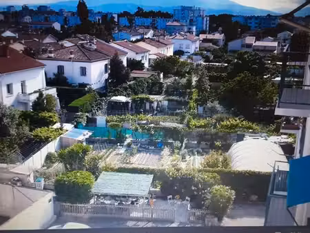 f3 avec terrasse et stationnement